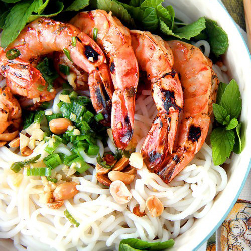 Bún tôm nướng Lý Thường Kiệt hút các bạn trẻ ngay từ cái nhìn đầu tiên bởi 5 con tôm sú to, choán gần hết miệng bát. Bún tôm nướng không có nước canh nóng hổi mà đi kèm là một chén nước mắm sánh. Ảnh: bepgiadinh