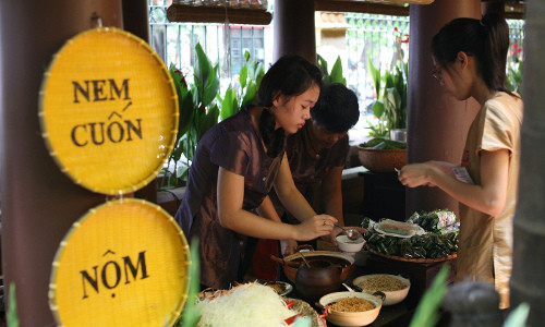Ngoài ra, quán còn gây ấn tượng với thực khách bởi cách bài trí không gian đặc biệt mang đậm phong cách người Việt. Ảnh: ngonhanoi