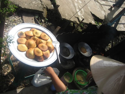 Khoảng 5 phút bánh chín, xúc chiếc bánh có hình tròn cỡ lòng bàn tay, chóp nhọn theo núm nắp vung ra mâm. Vỏ bánh giòn nhưng ruột bánh hơi xốp, dai, mềm, có vị ngọt thanh của đường thốt nốt, bùi thơm của những hạt mè rang. Ảnh: zing