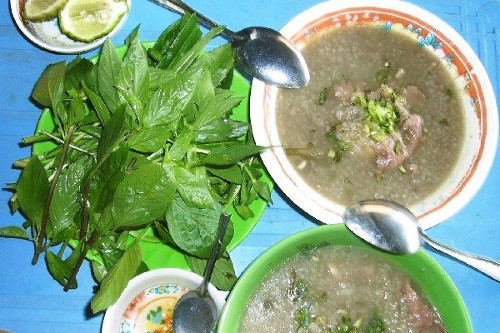 Cháo bò Tri Tôn chỉ thực sự đậm đà khi dùng kèm với giá sống và rau thơm, đặc biệt là trái trúc, một loại trái đặc hữu của vùng sơn địa Tịnh Biên và Tri Tôn. Cái vị chua thanh của trái trúc thấm vào tô cháo và từng miếng thịt khiến cho người thưởng thức cảm thấy ngất ngây. Ảnh: sotaydulich