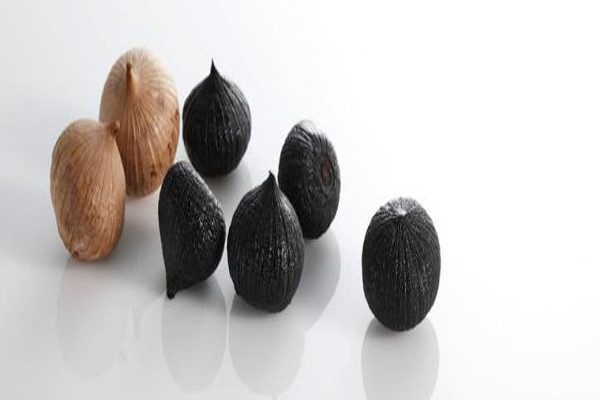Quá trình lên men hàng tháng trời để tạo ra loại siêu tỏi này sản sinh ra chất chống ung thư hiệu quả. Các hợp chất S-allylcysteine, một thành phần tự nhiên của tỏi tươi và dẫn xuất của acid amin cysteine, đã được tìm thấy trong tỏi đen ở nồng độ cao giảm cholesterol. Ngoài ra dịch chiết của tỏi đen có hiệu lực mạnh kháng lại các tế bào khối u do vậy có tác dụng phòng và hỗ trợ điều trị ung thư.