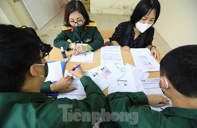 Toàn bộ tân binh ở Hà Nội được xét nghiệm COVD-19 miễn phí trước khi giao nhận quân.