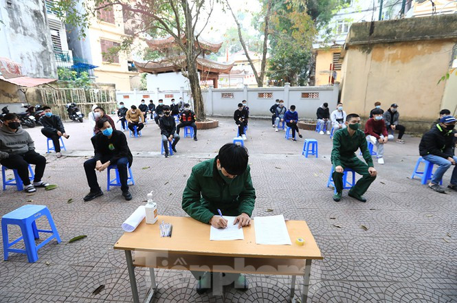 Các tân binh khai báo y tế và ngồi chờ bên ngoài phòng xét nghiệm