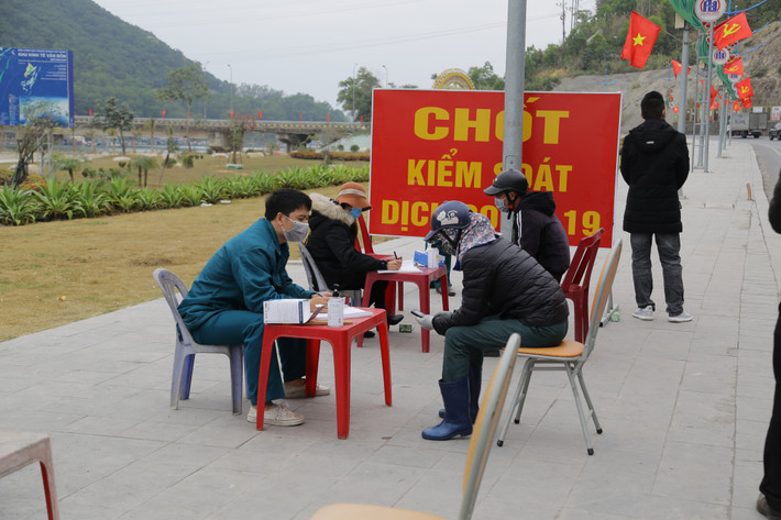 Trước tình hình dịch bệnh COVID-19 Quảng Ninh đang có những diễn biến hết sức phức tạp, nhiều cửa ngõ tỉnh này đang phải tạm thời phong tỏa. (Ảnh: Cửa ngõ huyện Vân Đồn, tỉnh Quảng Ninh phong tỏa)