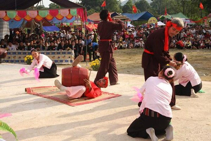 Múa trống đu của đồng bào dân tộc Mường, xã Đồng Thịnh, Yên Lập (Phú Thọ). (Ảnh tư liệu).