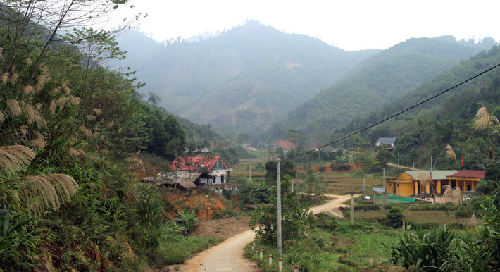 Đường về Bản đã được láng bê tông.