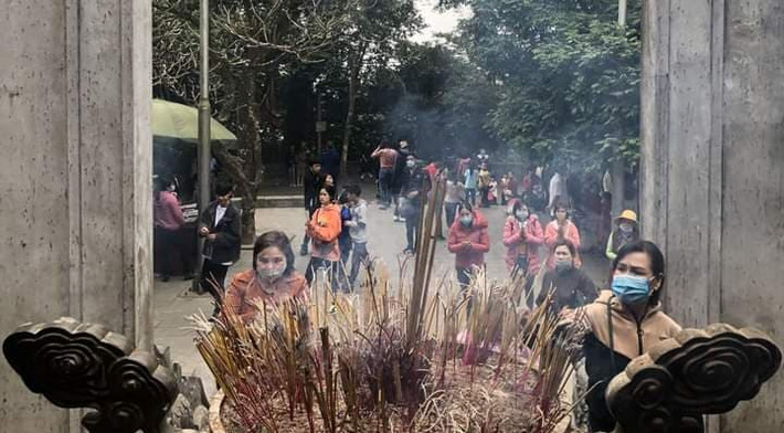 Đa phần du khách đều chấp hành việc đeo khẩu trang khi thắp hương, làm lễ tại Đền Thượng.