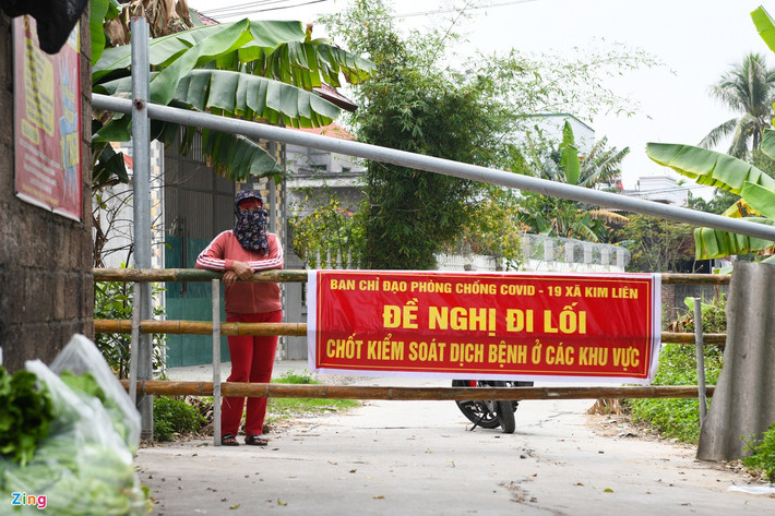 Ngày 16/2, thực hiện lệnh giãn cách xã hội, hàng loạt chốt chặn được dựng lên trên địa bàn tỉnh Hải Dương. Các chốt kiểm dịch hoạt động 24/24h để kiểm soát người ra vào.