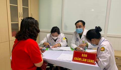 Tuy nhiên, các tình nguyện viên vẫn được theo dõi sát sao trong thời gian về nhà, có nhật ký tiêm chủng và sẵn sàng mọi phương án nếu có những diễn biến sức khỏe bất thường xảy ra. (Ảnh: Công an TP.HCM)