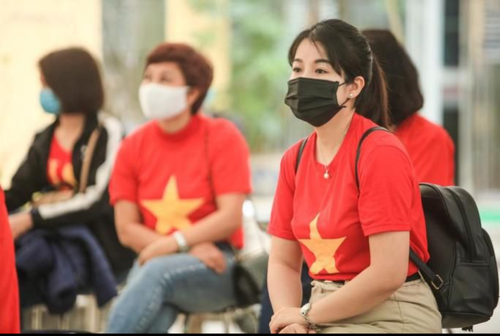 Ngay từ sáng sớm, cùng với những người được thu tuyển để tiêm thử nghiệm, có hàng trăm người, trong đó có nhiều người cao tuổi đã có mặt để đăng ký khám sàng lọc, tham gia vào chương trình. (Ảnh: Người lao động)