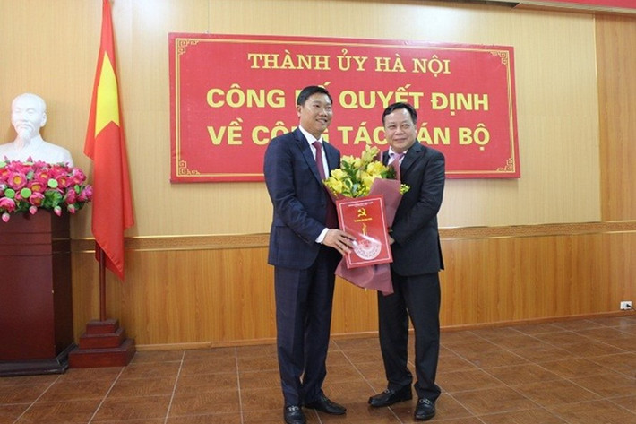 Khi trao quyết định và chúc mừng ông Đỗ Anh Tuấn, Phó bí thư Thành ủy Nguyễn Văn Phong đánh giá cao những đóng góp của ông Tuấn thời gian qua. (Ảnh: Lao Động)