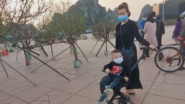 Mọi người tự giác đeo khẩu trang để bảo vệ bản thân.