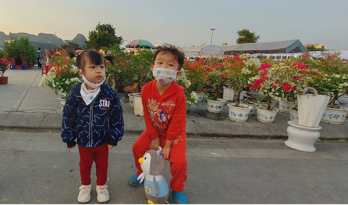 Trẻ em nô nức đến hội hoa Xuân.