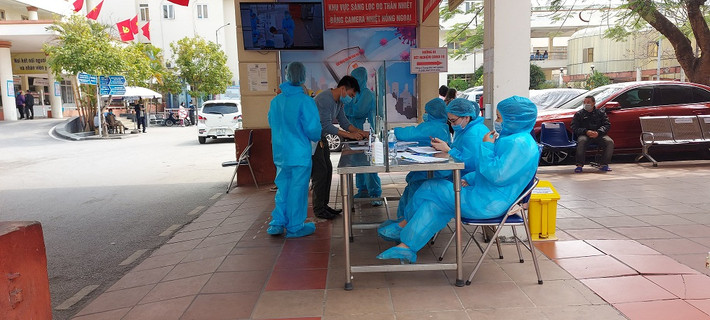 Các cán bộ y tế tận tình hướng dẫn người dân.