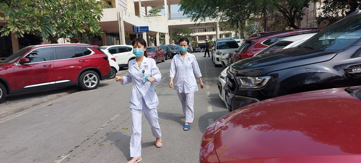 Các y, bác sĩ làm việc hết công suất.