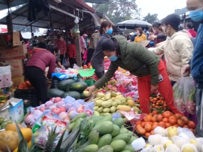 Ngoài những sản vật địa phương thì ở chợ cũng có nguồn hàng khá phong phú.