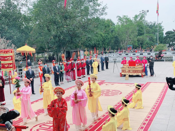 Đội tế gồm các cô gái thanh tân trong trang phục áo dài, đầu đội khăn kim tuyến, thắt lưng dải lụa, chân đi hài thêu.