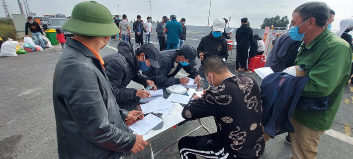 Các đoàn liên ngành trên địa bàn vẫn tuần tra, kiểm soát và vận động người dân chủ động, tự giác phòng, chống dịch.