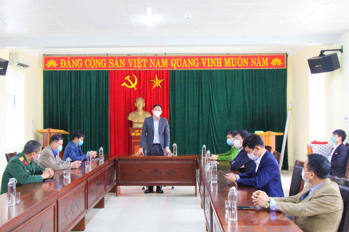 Ông Lê Hùng Sơn, Bí thư Huyện ủy huyện Cô Tô gấp rút tổ chức kiểm tra, chỉ đạo các hoạt động phòng, chống dịch và chuẩn bị cho đời sống nhân dân huyện đảo Cô Tô dịp Tết nguyên đán Tân Sửu.