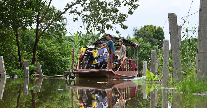 Tại một số đường nhánh kết nối khu vực nội đô và bãi giữa sông Hồng như ở ngõ 76 phố An Dương (quận Tây Hồ, Hà Nội) nếu ngày thường có thể đi ôtô hoặc xe máy thì nay bị ngập sâu tới gần 2 m. Người dân sinh sống ở khu vực gần bãi giữa sông Hồng phải di chuyển bằng đò .