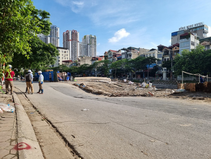 Toàn cảnh vị trí sụt lún trên đường Vũ Tông Phan. Hệ thống cống gom nước thải sông Tô Lịch dài 21 km, trong đó, có hơn 11 km đi ngầm, được khởi công vào tháng 5/2020. Theo thiết kế, hệ thống cống gom nước thải chạy dọc sông Tô Lịch sẽ dẫn nước thải về Nhà máy xử lý nước thải Yên Xá. Đây là một trong những dự án trọng điểm của thành phố, nhằm nâng cao môi trường sống, chất lượng sống của người dân Thủ đô, do Ban Quản lý Dự án đầu tư xây dựng công trình cấp nước, thoát nước và môi trường thành phố Hà Nội làm chủ đầu tư, đơn vị thi công là nhà thầu TEKKEN (Nhật Bản). *(Tiêu đề đã được BTV thay đổi)