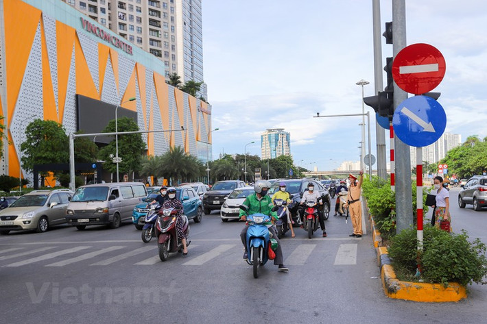 Lực lượng chức năng phải nhắc nhở và hướng dẫn người dân tham gia giao thông đúng luật.