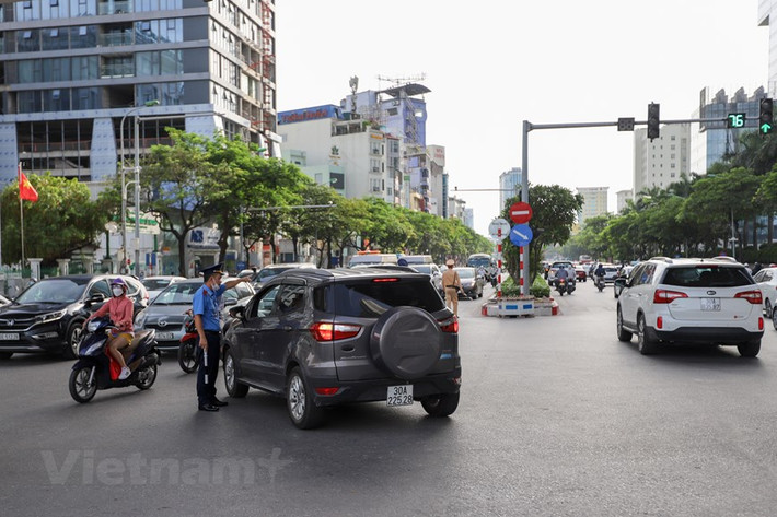 Một phương tiện giao thông cố tình rẽ trái được lực lượng chức năng nhắc nhở di chuyển đúng phần đường quy định.