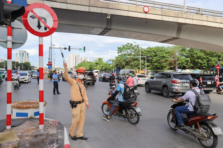 Các phương tiện bị cấm rẽ trái, quay đầu sang đường Hoàng Minh Giám mà phải đi thẳng qua nút này và quay đầu tại điểm gần nút giao Trần Duy Hưng - Khuất Duy Tiến.
