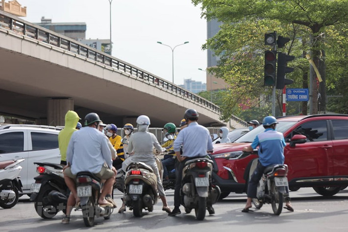 Tuy nhiên vẫn có một số bộ phận người dân tìm cho mình 'lối đi riêng' khi đi thẳng từ Nguyễn Trãi lên Tây Sơn.