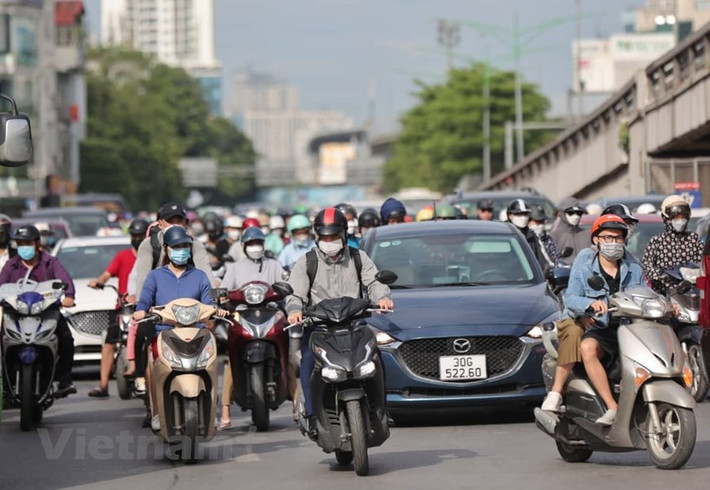 Mặc dù hôm nay là ngày đầu tuần rất đông các phương tiện nhưng vấn đề lưu thông vẫn được đảm bảo. *(Tiêu đề đã được BTV đặt lại)