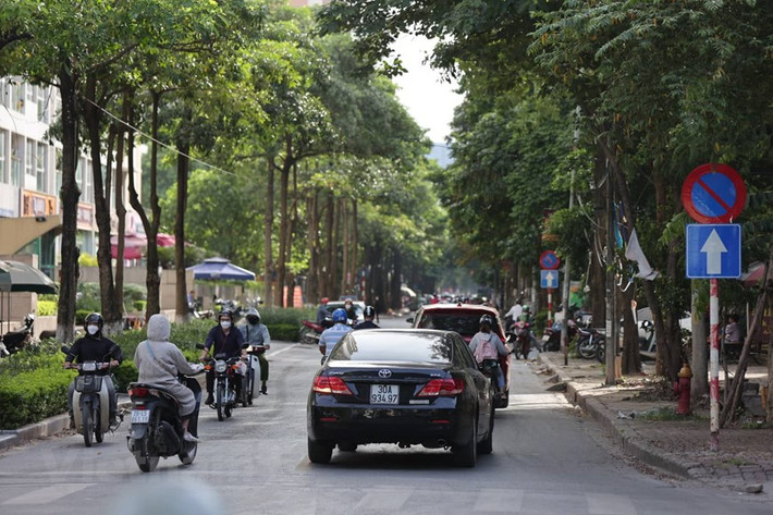 Theo ghi nhận, mặc dù đã có biển chỉ dẫn nhưng các phương tiện vẫn di chuyển ngược xuôi.