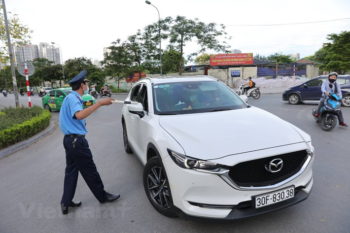 Lực lượng chức năng tại nút giao này hướng dẫn phương tiện di chuyển theo lộ trình khác và tuyên truyền về thay đổi phân luồng.