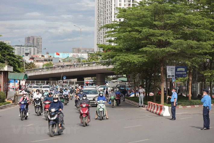Đối với nút giao Ngã Tư Sở, cấm phương tiện đi thẳng, rẽ trái dưới gầm cầu Ngã Tư Sở theo hướng Nguyễn Trãi đi Tây Sơn, đường Láng. Phương tiện sẽ phải rẽ phải ở Trường Chinh sau đó quay đầu ở điểm mở cách Ngã Tư Sở 700 m và rẽ phải đi Tây Sơn hoặc đi thẳng để sang đường Láng.