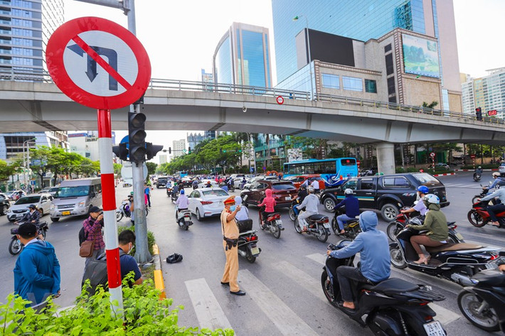 Các phương tiện giao thông cũng bị cấm rẽ trái và quay đầu sang đường Nguyễn Chánh.