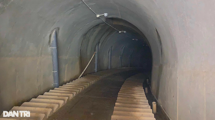 Ông Trần Văn Tạo - Phó ban Quản lý dự án hồ chứa nước Bản Mồng cho biết: "Đây là một đường hầm xuyên lòng sông Hiếu dài gần 300m hay còn gọi là hành lang quan trắc. Đường hầm này có đầy đủ hệ thống điện thắp sáng để cán bộ quản lý kiểm tra, theo dõi việc vận hành".