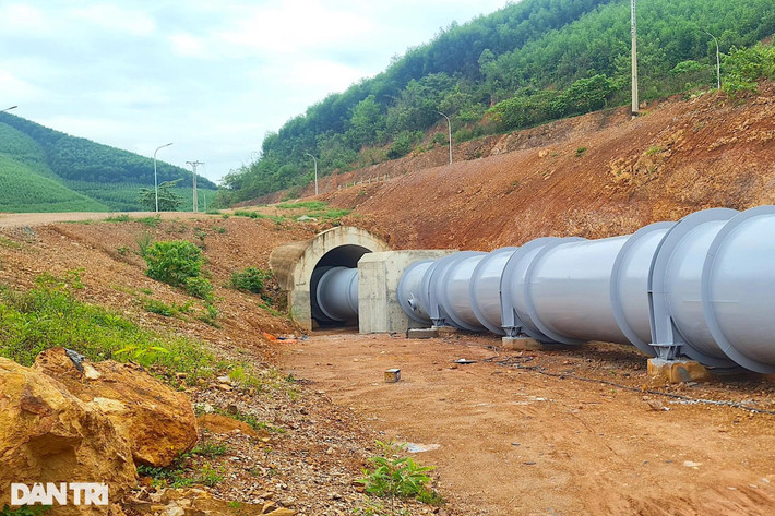 Đường ống dẫn nước xuyên núi, xuyên đường dài khoảng 200m, ngay trên trục chính đường vào đại công trường hồ chứa nước Bản Mồng đã hoàn thành được 95%.