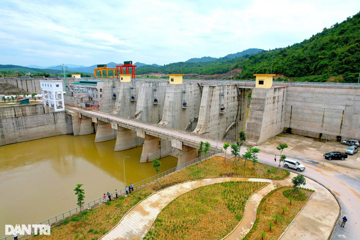 Năm 2010, dự án được khởi công, do Ban Quản lý đầu tư và Xây dựng thủy lợi 4 làm chủ đầu tư. Đến nay, dự án thi công được 12 năm. Công trình được xây dựng trên dòng sông Hiếu thuộc địa bàn xã Yên Hợp, huyện Quỳ Hợp (Nghệ An). Lòng hồ rộng 25km2, chủ yếu nằm tại huyện Quỳ Châu (Nghệ An) và một phần thuộc huyện Như Xuân (tỉnh Thanh Hóa).