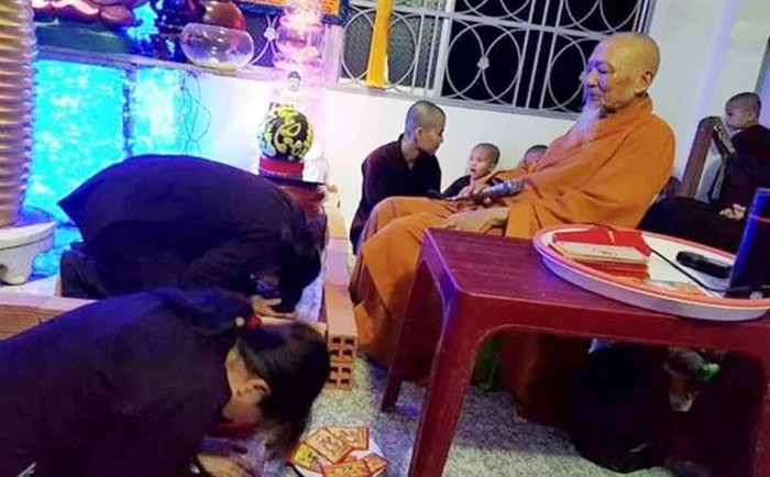 Bị can Cúc khai tới các dịp lễ Tết, ngày rằm, những người tại Tịnh thất Bồng Lai quỳ lạy bị can Lê Tùng Vân. (Ảnh: Saostar)
