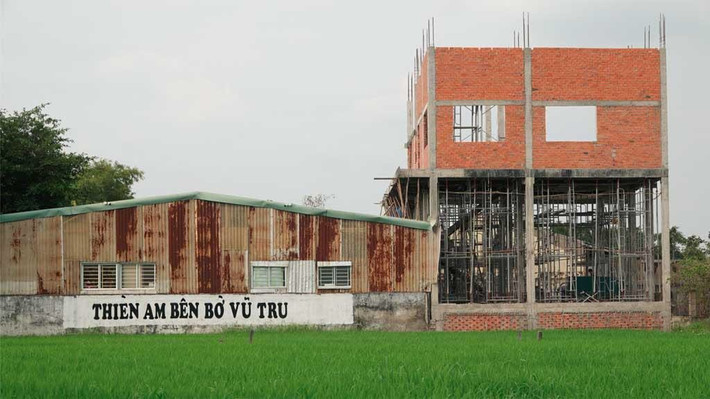 Từ năm 2019, bị can Lê Tùng Vân chỉ đạo các đồng phạm khác tạo ra các tài khoản mạng xã hội, trong đó có hai kênh YouTube "5 Chú Tiểu - Thiền Am Bên Bờ Vũ Trụ" và "Nhất Nguyên - Hoàn Nguyên Official".