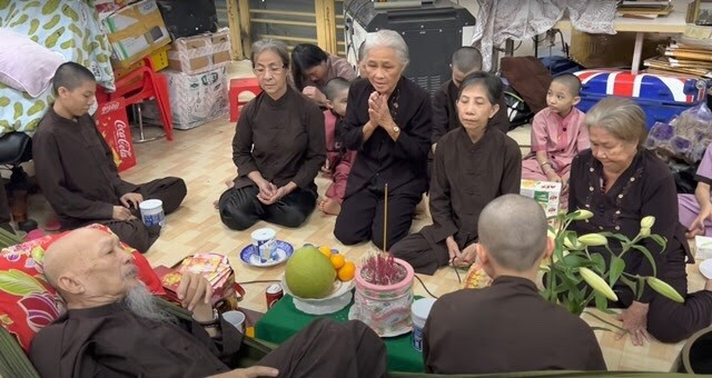 Bị can Cúc trình bày thêm lý do những người tại ‘Thiền am’ quỳ lạy là vì tôn sùng bị can Lê Tùng Vân, người có đức hạnh ngang với Phật để thể hiện lòng tôn kính...