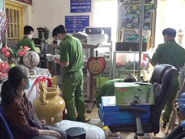 Ngày 4/1, nhận tin báo về việc nhóm người nhận tiền từ thiện, có dấu hiệu lừa đảo chiếm đoạt tài sản, cơ quan điều tra bắt quả tang và tổ chức khám xét tại nhà bà Cao Thị Cúc (SN 1960, chủ Tịnh thất Bồng Lai); đồng thời làm việc một số người để làm rõ hành vi sai phạm.
