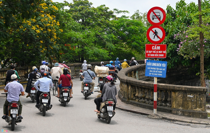 Biển cảnh báo với dòng chữ "Cầu Long Biên yếu" đã được treo tại đầu lối lên phía khu vực quận Hoàn Kiếm.