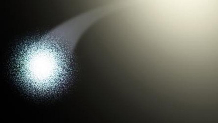 Theo đó, khi theo dõi M87, NASA bất ngờ nhìn thấy một cụm sao lạ có tên khoa học là HVGC-1 bị đẩy ra khỏi trung tâm thiên hà M87. Đây là một cụm sao hình cầu chứa hàng trăm ngàn ngôi sao dạng bóng sáng
