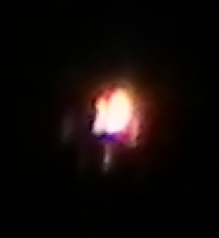 Những UFO khối màu dị dạng này phần lớn phát ra các màu đỏ cam, màu lửa và màu vàng, hồng tím... nối đuôi nhau chao lượn trên bầu trời