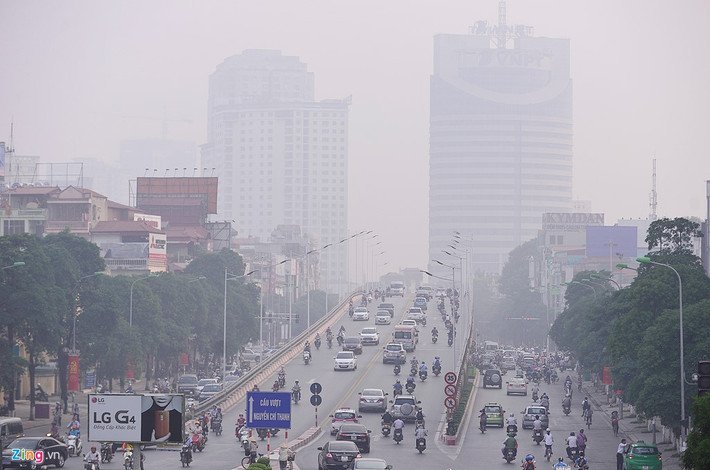 Sương mù là hiện tượng hơi nước trong khí quyển ngưng kết lại thành những hạt nước nhỏ li ti lơ lửng trong không khí. Ở Việt Nam, hiện tượng này thường xảy ra thường xuyên vào các tháng từ cuối mùa thu đến cuối mùa xuân, nhưng nhiều và mạnh nhất vào các tháng mùa đông.
