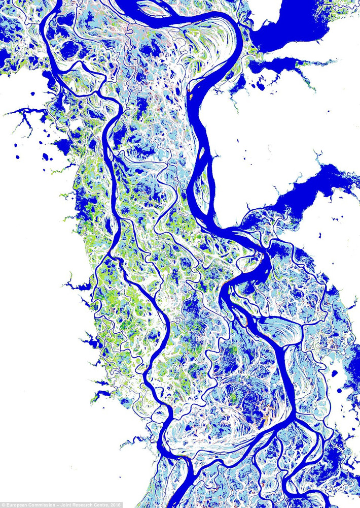 Bản đồ nước trên Trái đất này mô tả sông Obi ở miền tây Siberia, Nga. Màu xanh đậm là những vùng nước thường xuyên chảy, trong khi màu xanh nhạt hơn cho biết những vùng nước hoạt động theo mùa. Màu xanh lá cây đại diện cho khu vực các vùng nước mới, và màu hồng nhạt cho thấy các khu vực đã bị mất nước hoàn toàn.