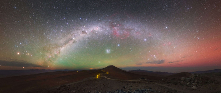Đây là bức ảnh toàn cảnh tại bầu trời đêm trên Đài quan sát châu Âu ở sa mạc Atacama, trong đó, có nhiều ngôi sao lùn trắng, sao màu hồng ngọc đồng loạt phát sáng trên Dải ngân hà.