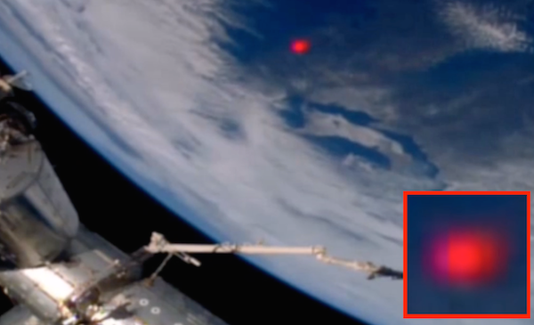UFO này nhấp nháy rồi mất hút ngay sau đó.