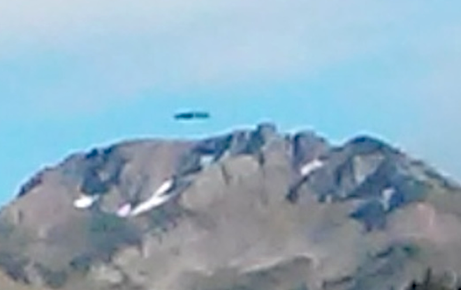 Những tín đồ cuồng nhiệt của UFO cho rằng bên dưới ngọn núi này có thể là căn cứ hay bãi đáp nào đó của người ngoài hành tinh.