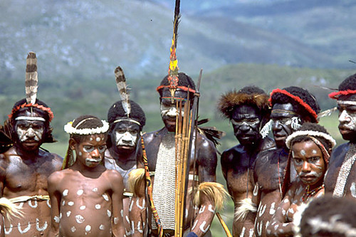 Bộ tộc Papua. Nghi lễ trưởng thành của các chàng trai của bộ tộc Papua, Indonesia cũng rất đau đớn và quái dị. Họ phải nằm trên một tảng đá đun nóng để chứng tỏ lòng dũng cảm, sau đó sẽ bị một thầy mo rạch lỗ trên mũi của mình để đeo trang sức.